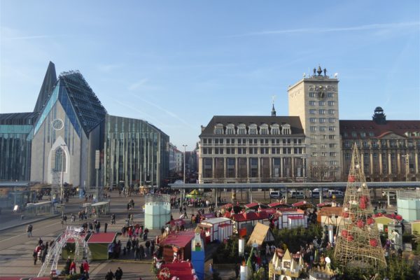 Leipzig: Blick auf den Augustusplatz mit neuem Paulinum und Kroch-Haus