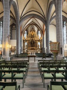 Blick in das Innere in Richtung des Altars