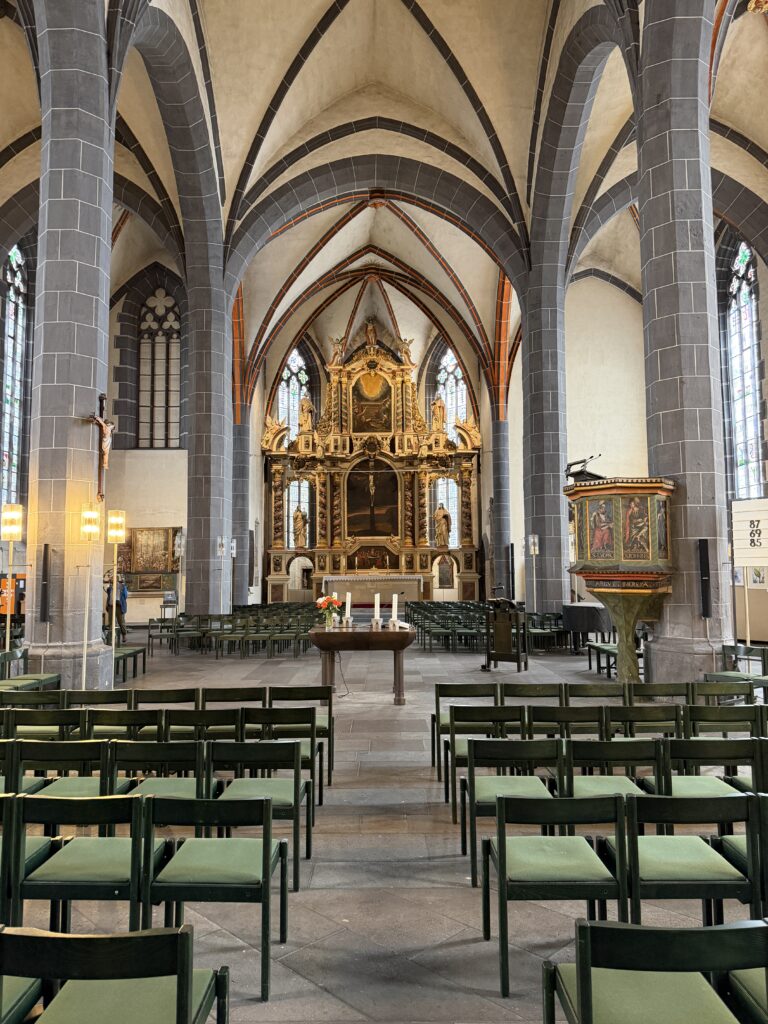 Blick in das Innere in Richtung des Altars
